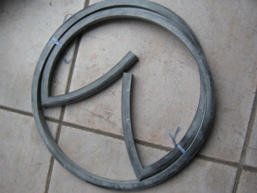 Abdichtung unter klappbarer Windschutzscheibe